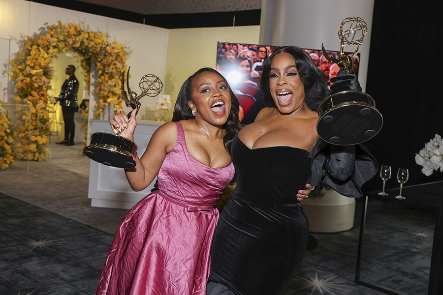 Quinta Brunson and Niecy Nash at the 2023 Emmys